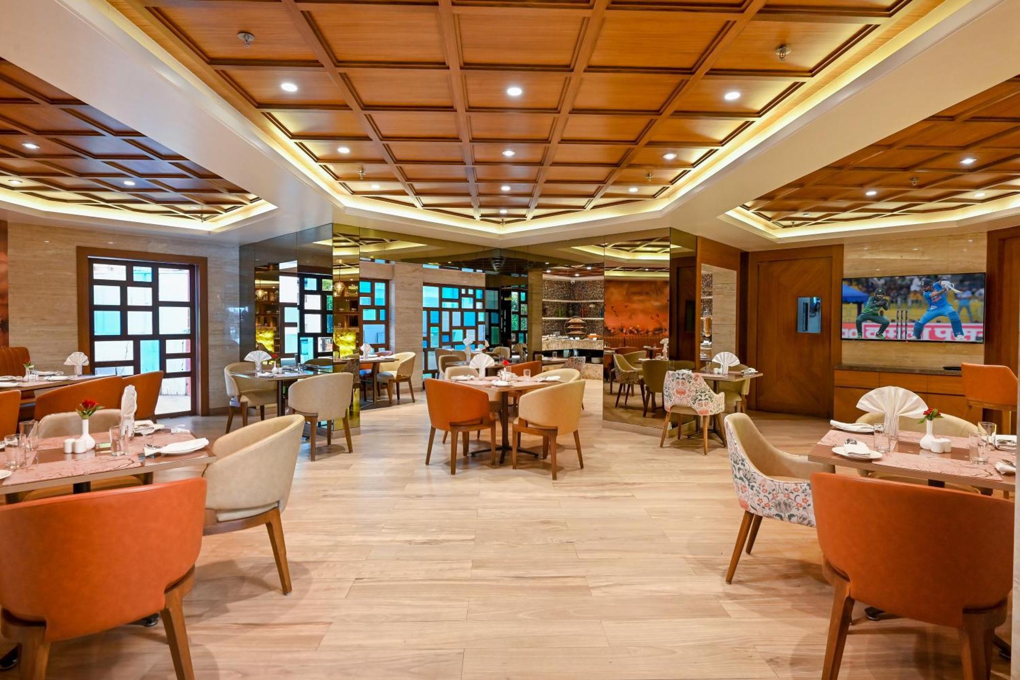 Maharaja Regency Hotel Satara Exterior photo