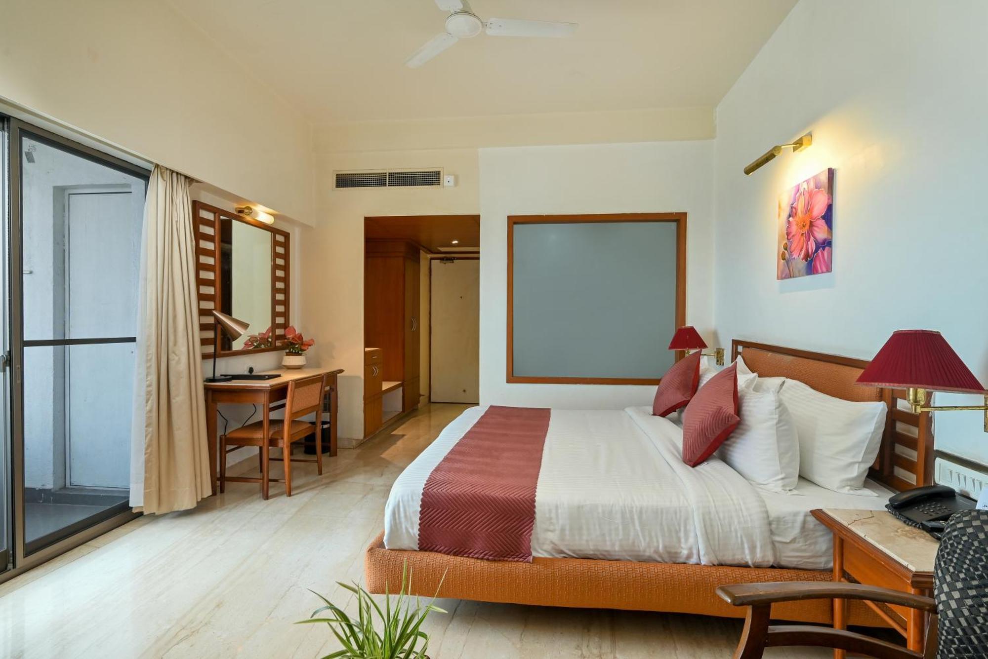 Maharaja Regency Hotel Satara Exterior photo