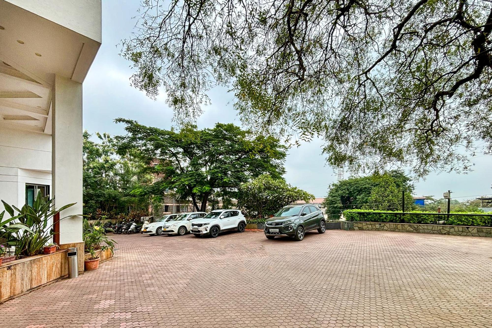 Maharaja Regency Hotel Satara Exterior photo